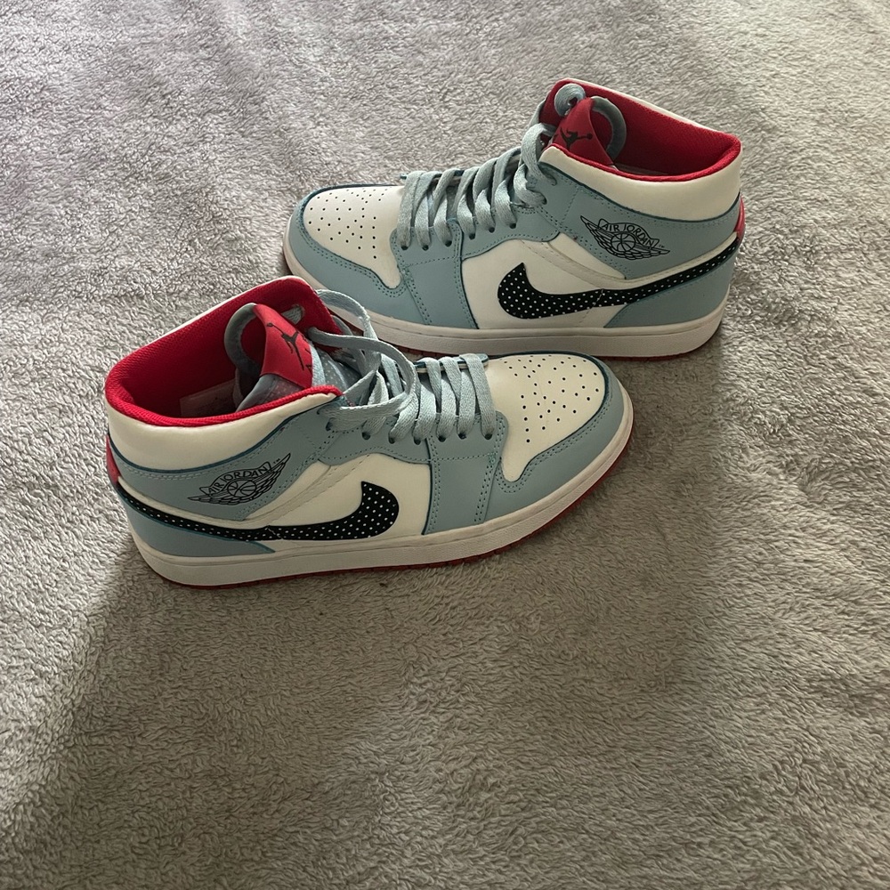 Air Jordan 1 Mid. Size 8. Lightly worn